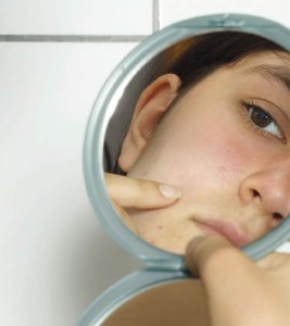 acne-boy-mirror